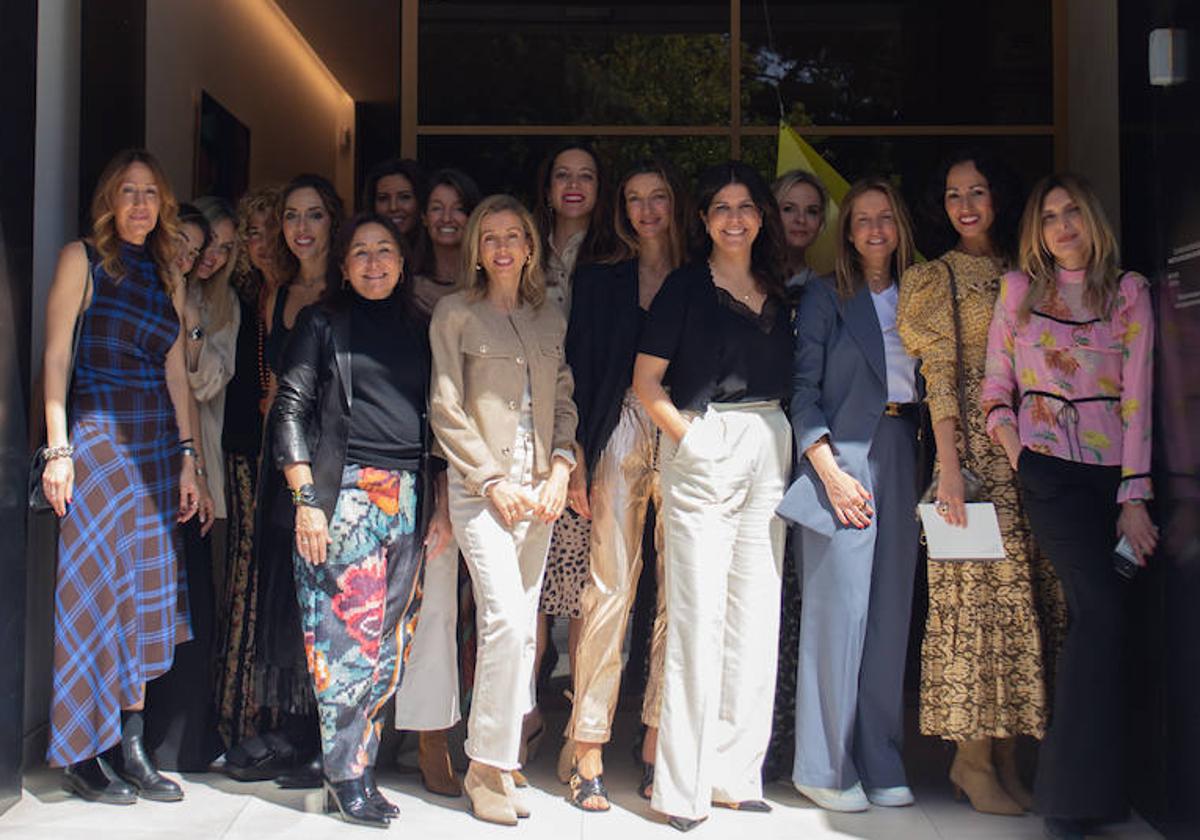 María José Sánchez, a las puertas de su clínica, donde fue anfitriona de un grupo de mujeres.