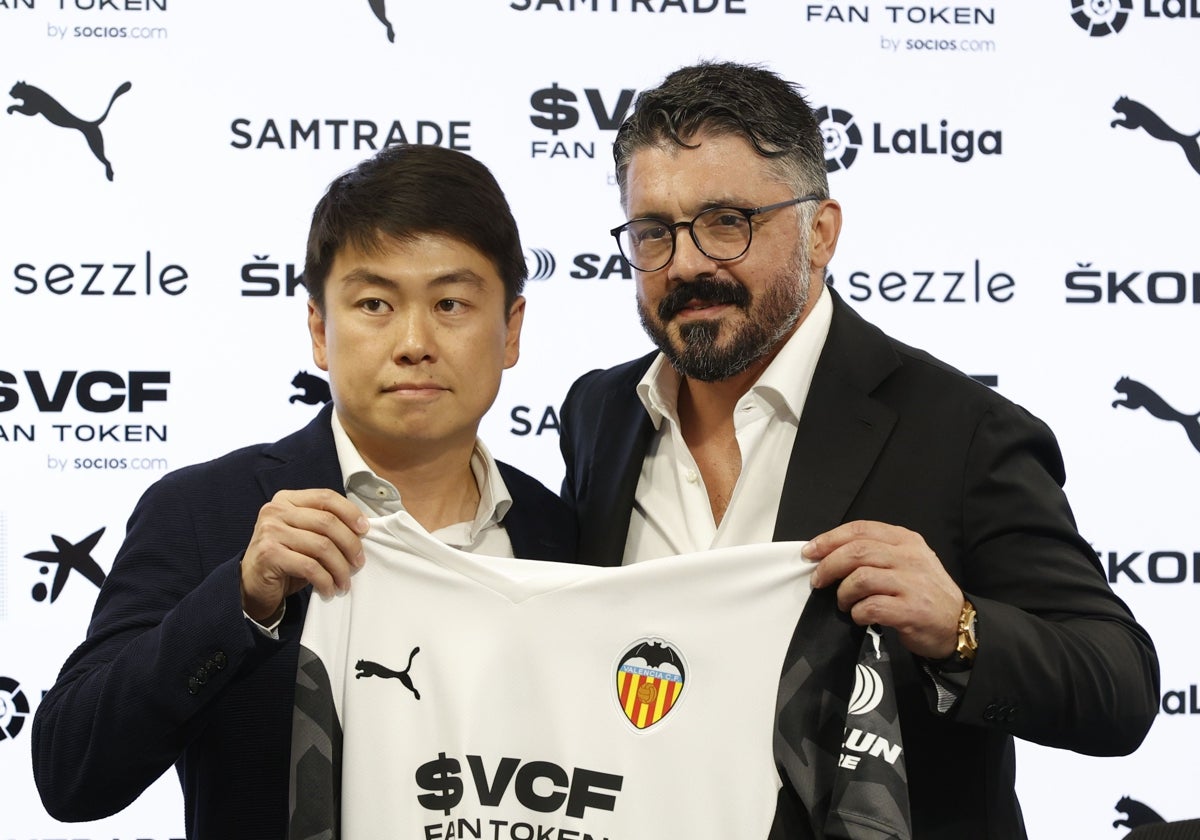 Sean Bai (izquierda), en la presentación de Gattuso.