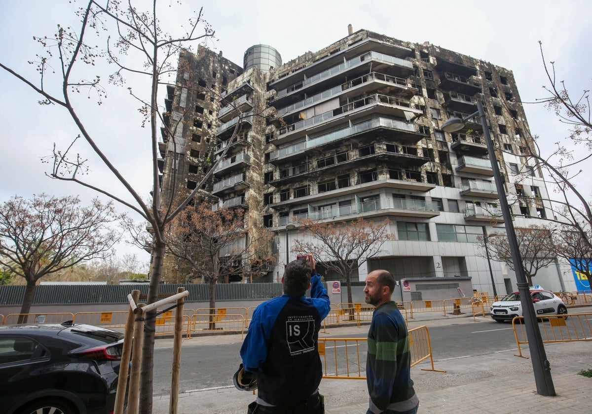 Parte trasera del edificio incendiado.