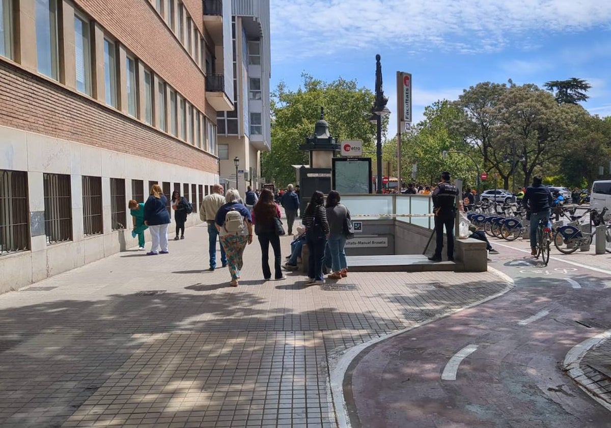 Boca de metro de Facultats, acordonada por la policía.