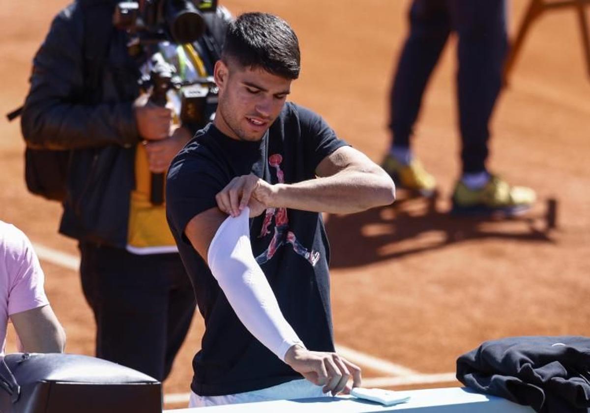 Alcaraz entrena son un protección en el brazo derecho.