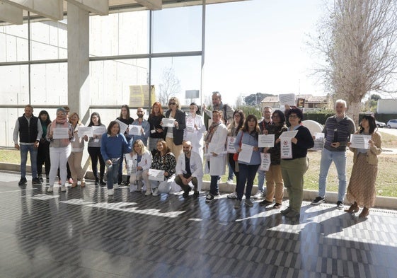 La concentración de trabajadores del Hospital de Dénia del pasado martes.