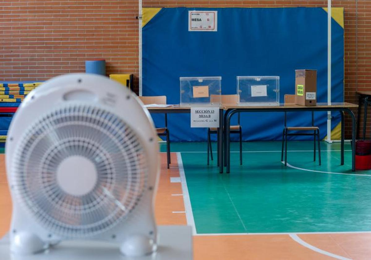 Una mesa electoral en las pasada elecciones de julio de 2023, con un ventilador.