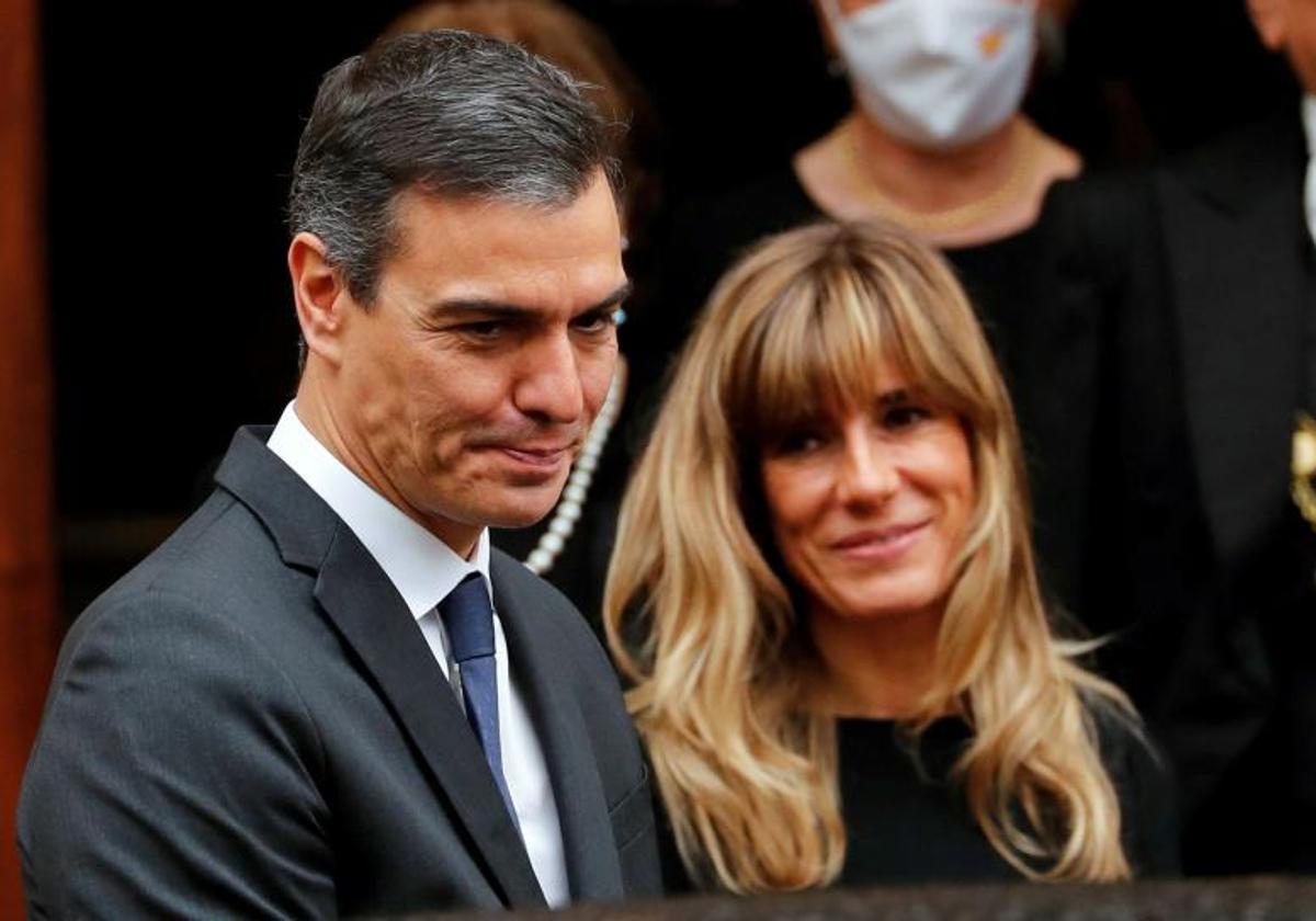 Pedro Sánchez, junto a su esposa.