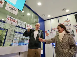 Dos personas celebran un premio de la lotería, en una imagen de archivo.