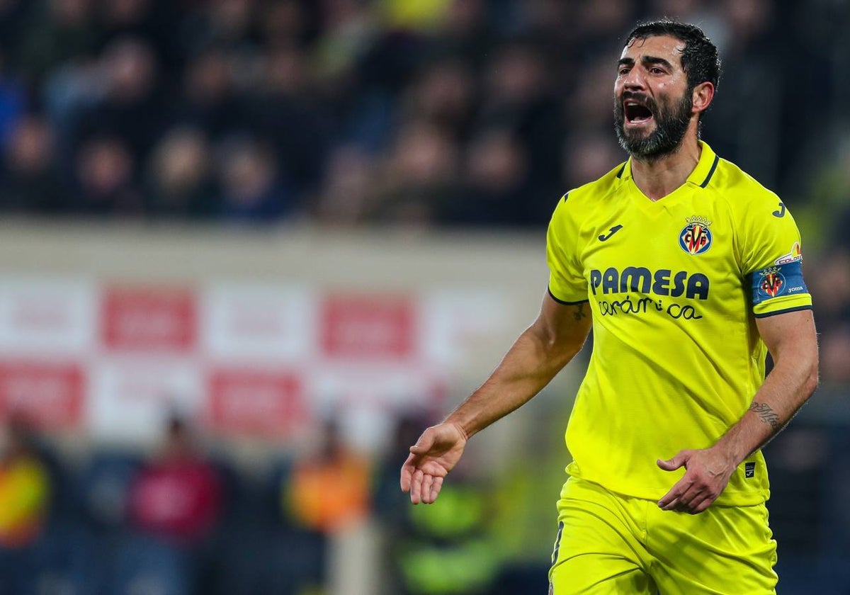 Raúl Albiol, en un partido con su club en el estadio de la Cerámica.