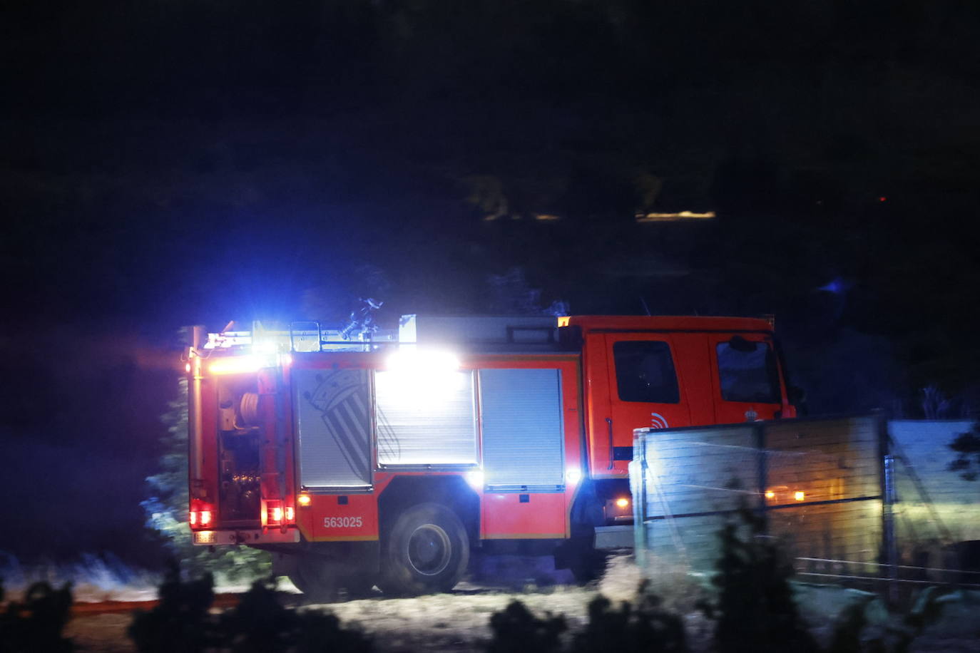 Un incendio forestal junto a una urbanización en Riba-roja obliga a desalojar 30 viviendas