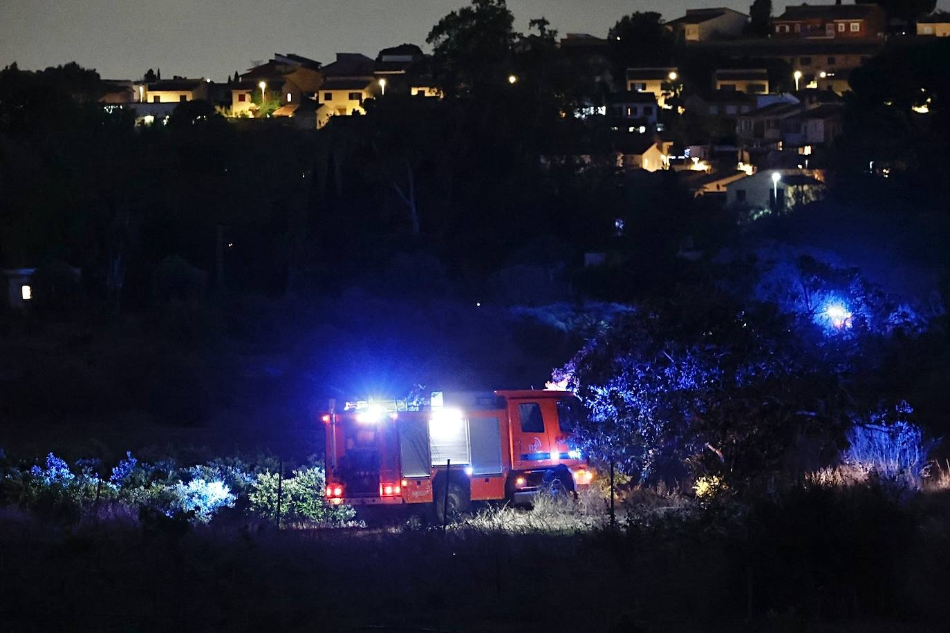 Un incendio forestal junto a una urbanización en Riba-roja obliga a desalojar 30 viviendas