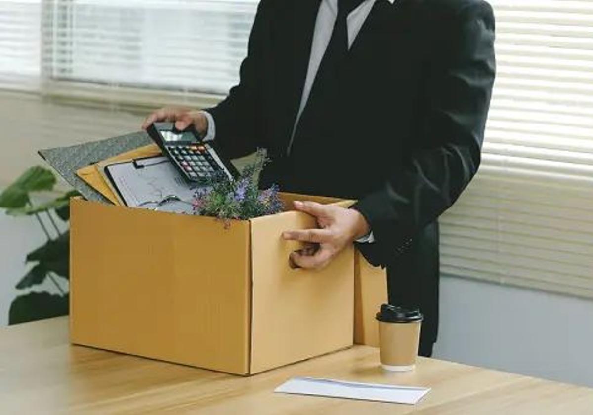 Un empleado recoge sus pertenencias del trabajo tras ser despedido.