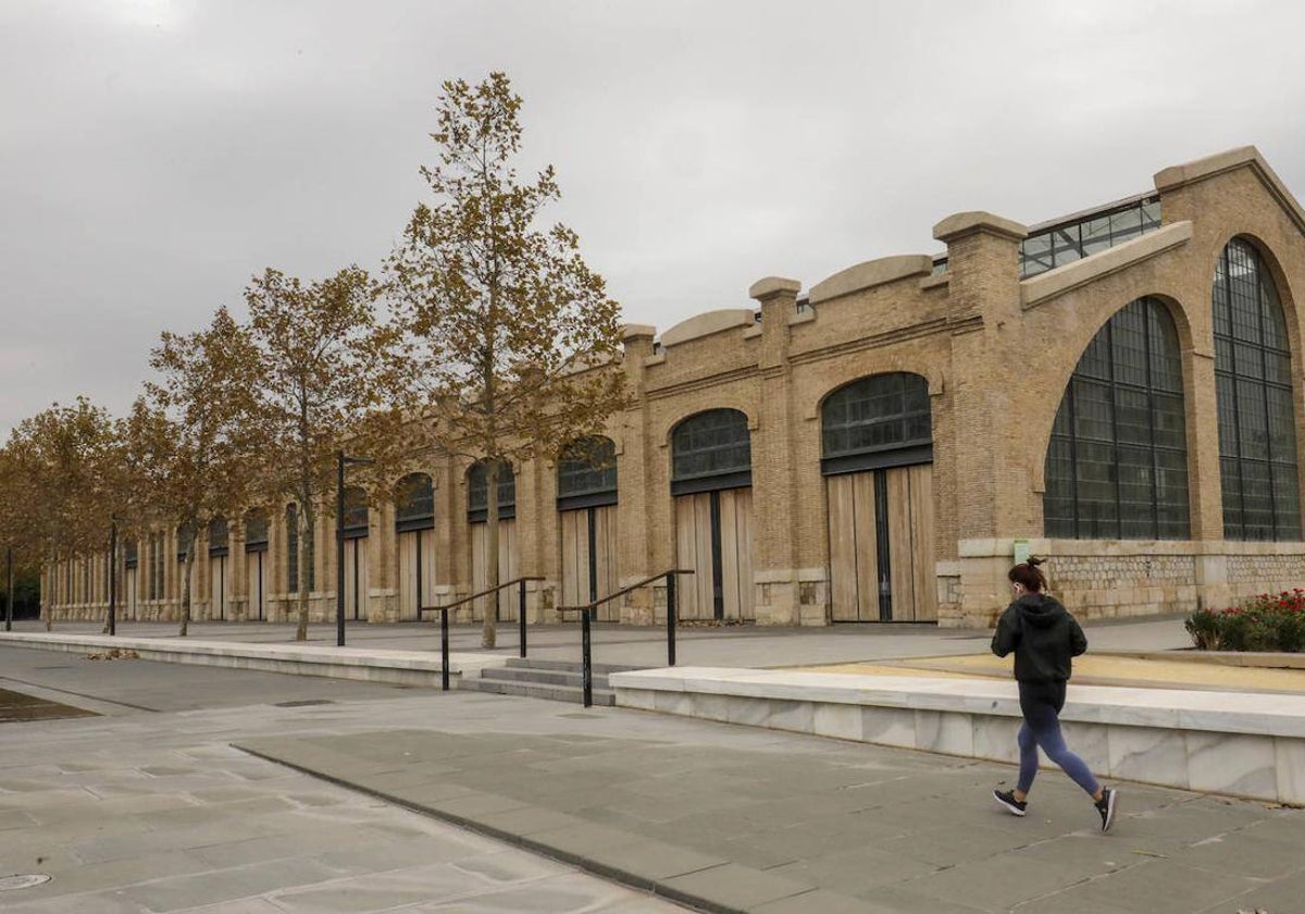 Una de las naves del Parque Central cerca de la entrada.