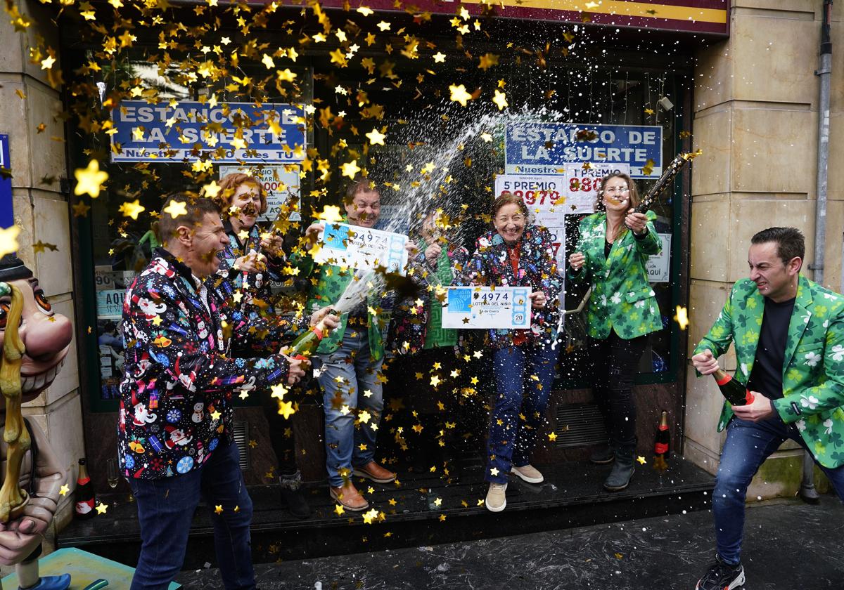 Celebración de un premio de Loterías y Apuestas del Estado. Imagen de archivo.