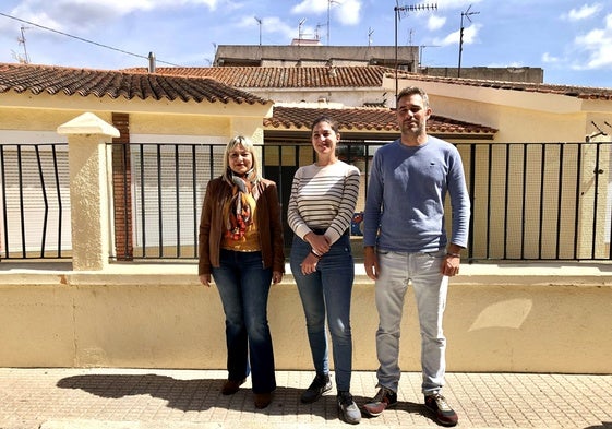 La edil Lara Avellà entre los diputados Nathalie Torres y Gerard Fullana en el lugar previsto para el centro de día