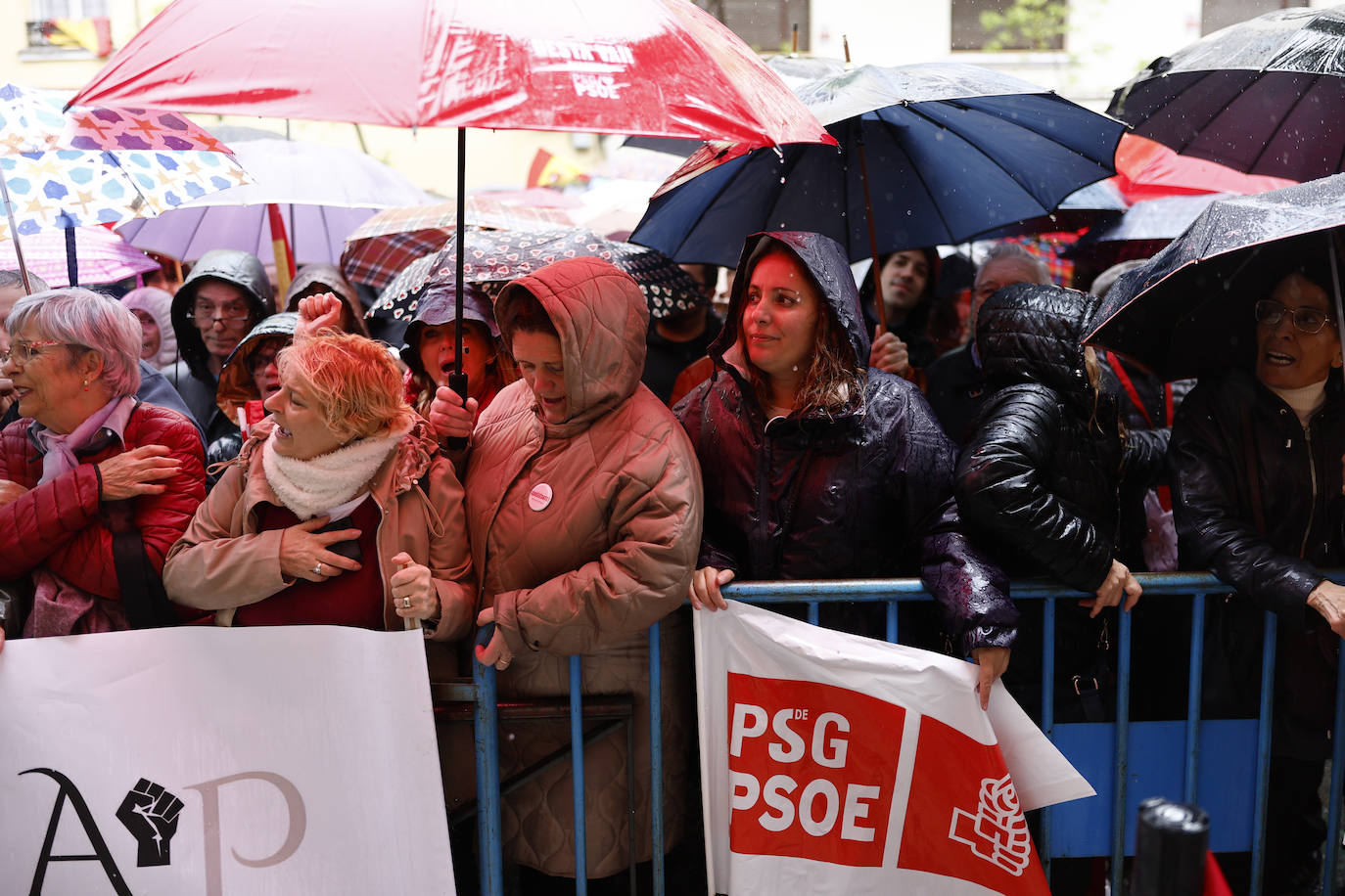 Fotos de la concentración de apoyo a Sánchez en la sede del PSOE