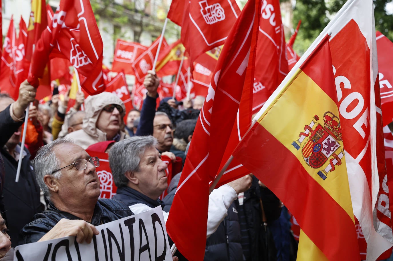 Fotos de la concentración de apoyo a Sánchez en la sede del PSOE