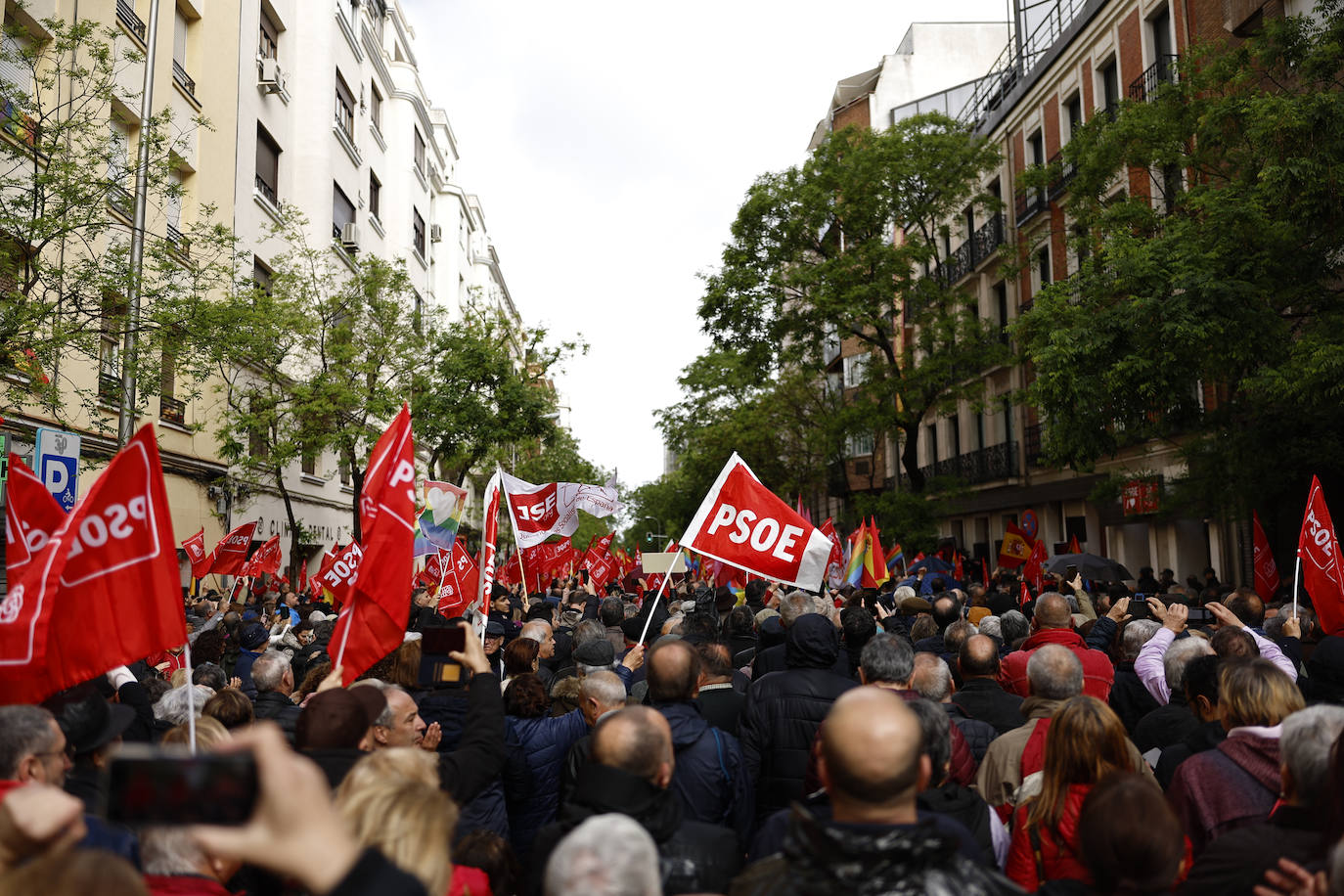 Fotos de la concentración de apoyo a Sánchez en la sede del PSOE