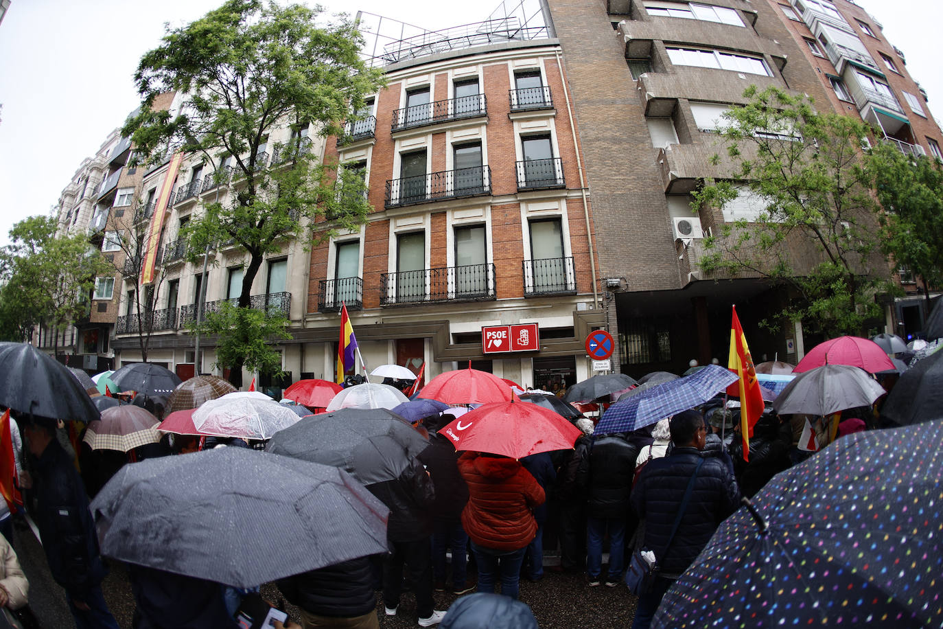 Fotos de la concentración de apoyo a Sánchez en la sede del PSOE