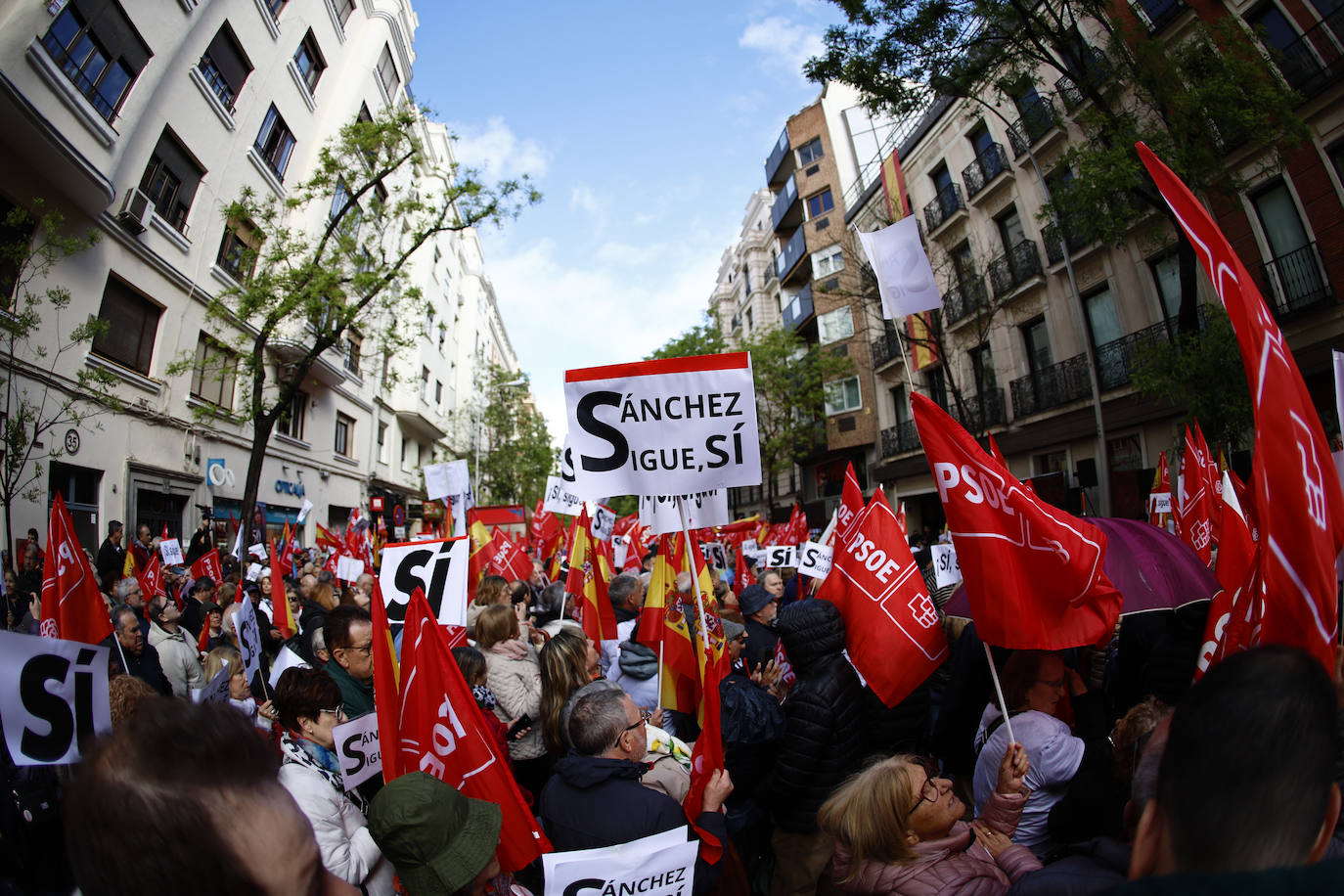 Fotos de la concentración de apoyo a Sánchez en la sede del PSOE