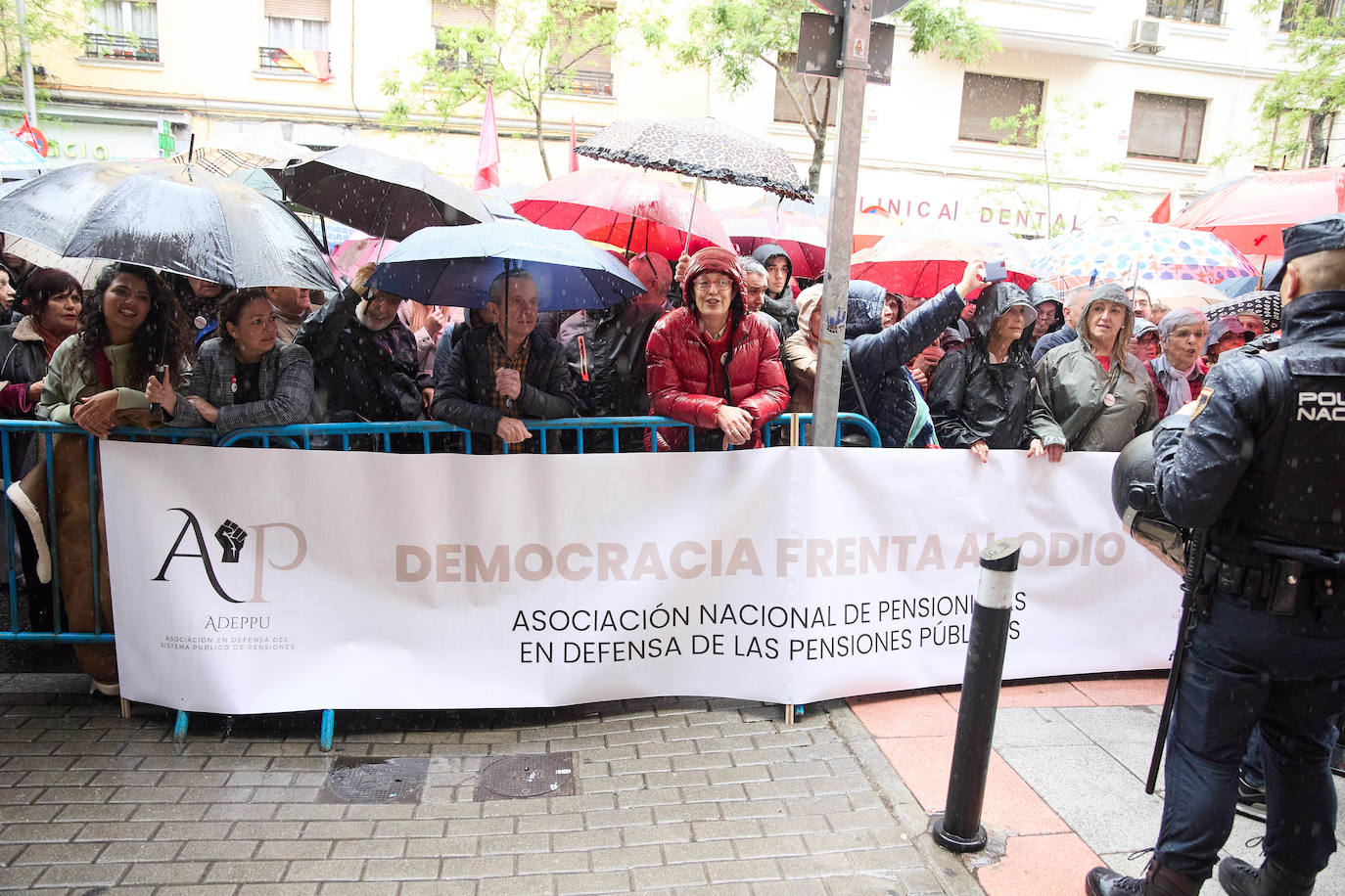 Fotos de la concentración de apoyo a Sánchez en la sede del PSOE