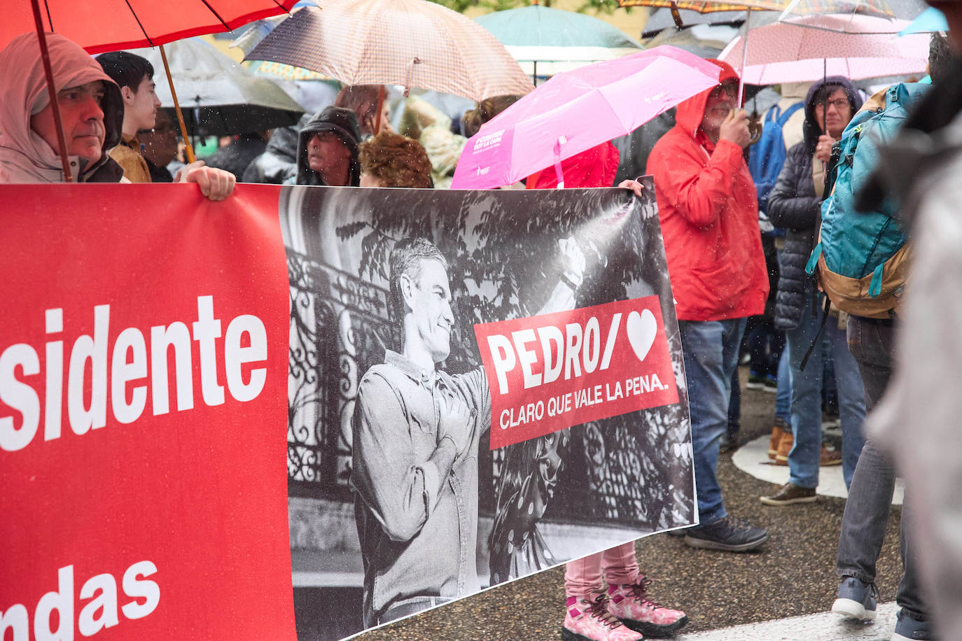 Fotos de la concentración de apoyo a Sánchez en la sede del PSOE