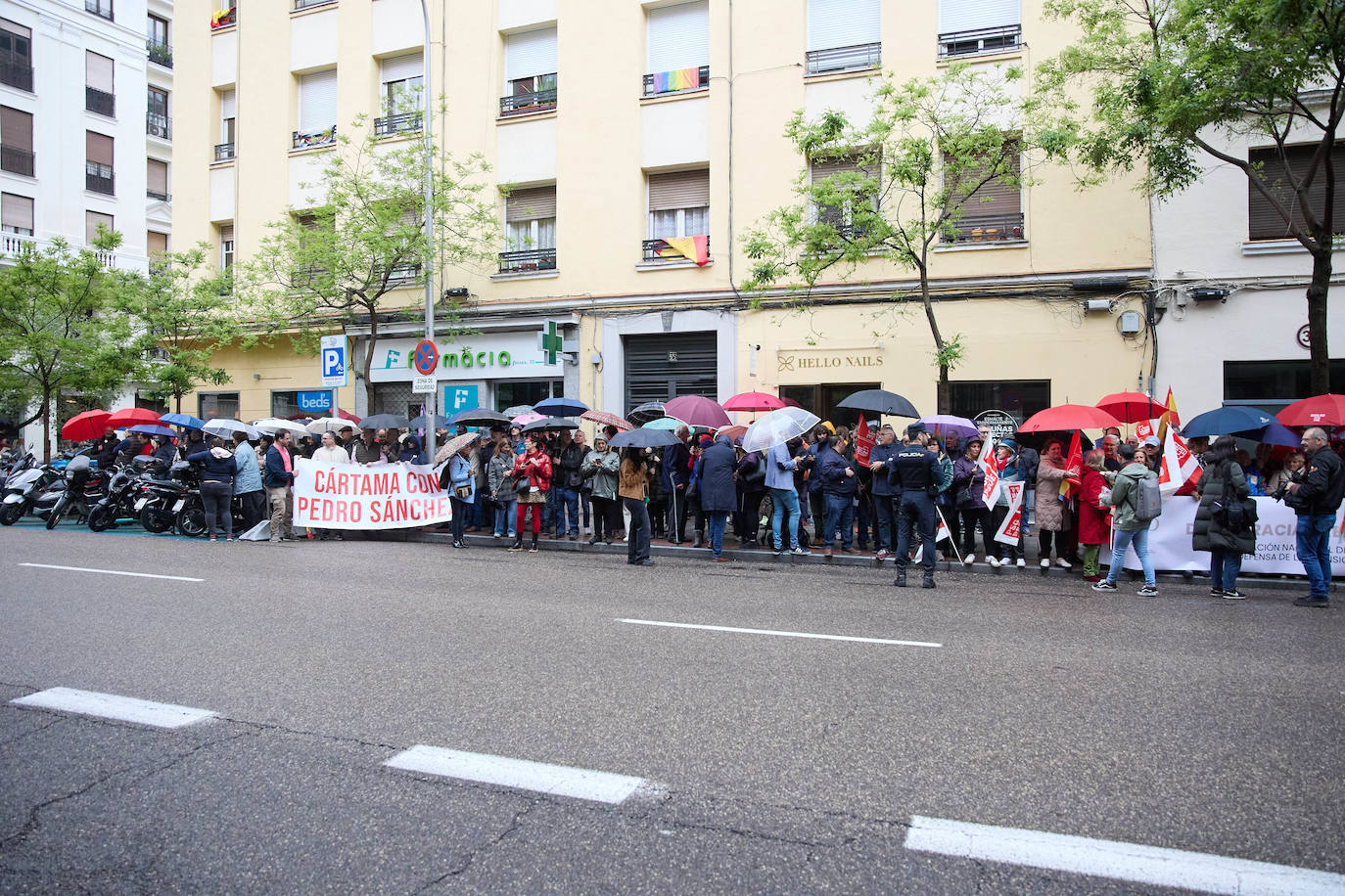 Fotos de la concentración de apoyo a Sánchez en la sede del PSOE