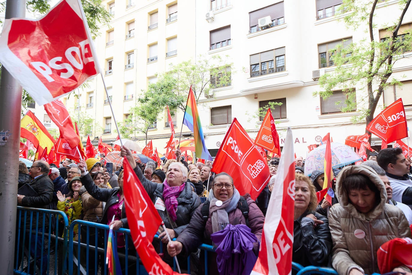 Fotos de la concentración de apoyo a Sánchez en la sede del PSOE