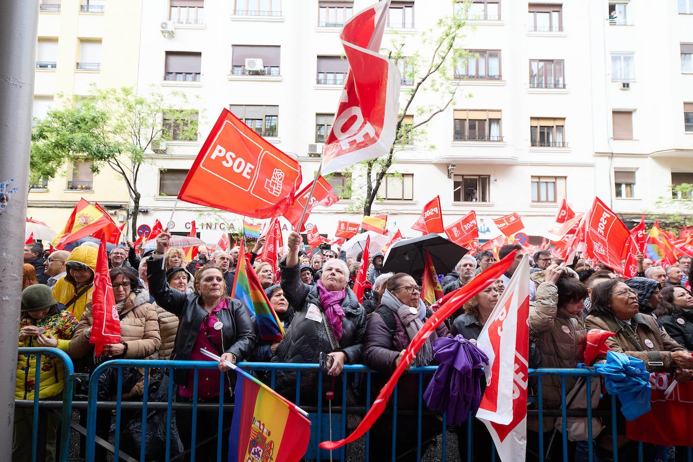 Fotos de la concentración de apoyo a Sánchez en la sede del PSOE