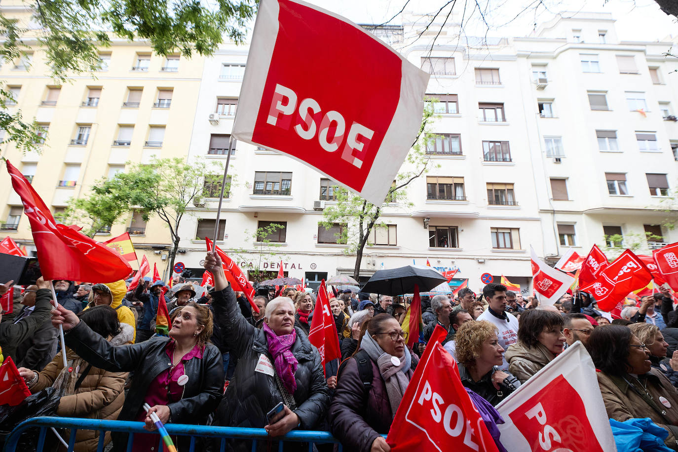 Fotos de la concentración de apoyo a Sánchez en la sede del PSOE