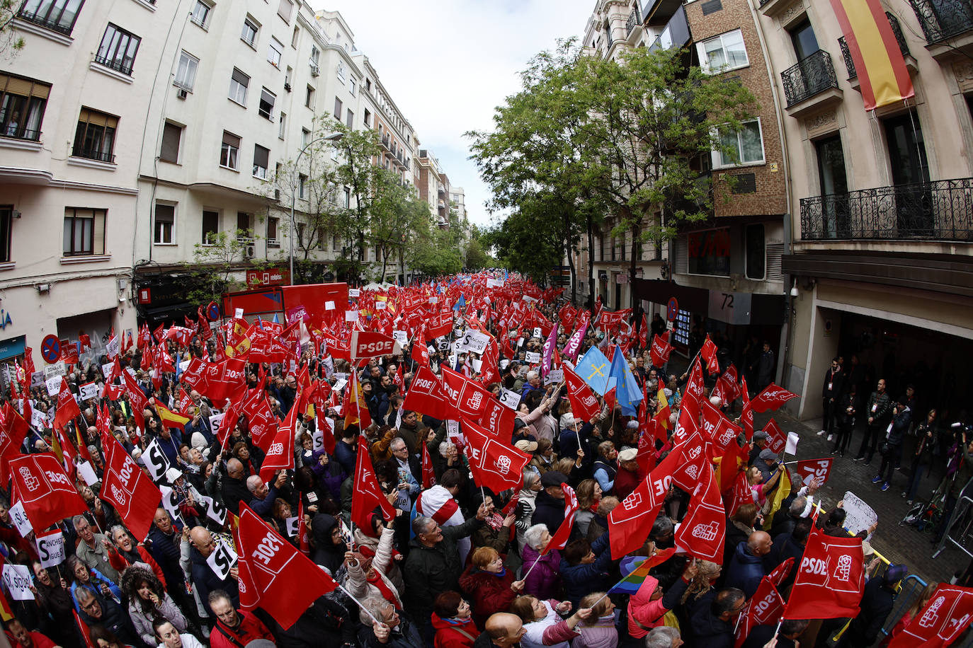 Fotos de la concentración de apoyo a Sánchez en la sede del PSOE