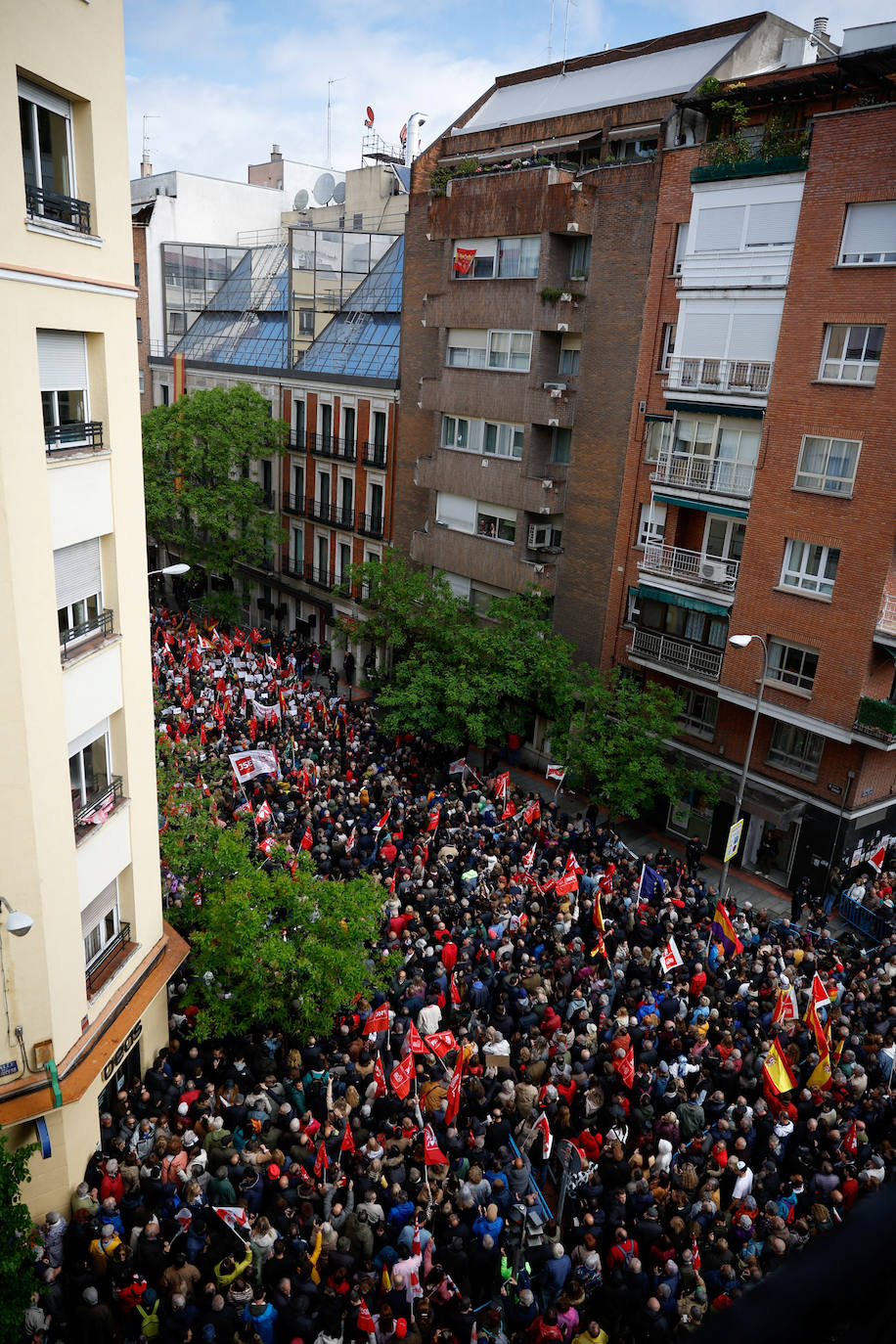 Fotos de la concentración de apoyo a Sánchez en la sede del PSOE