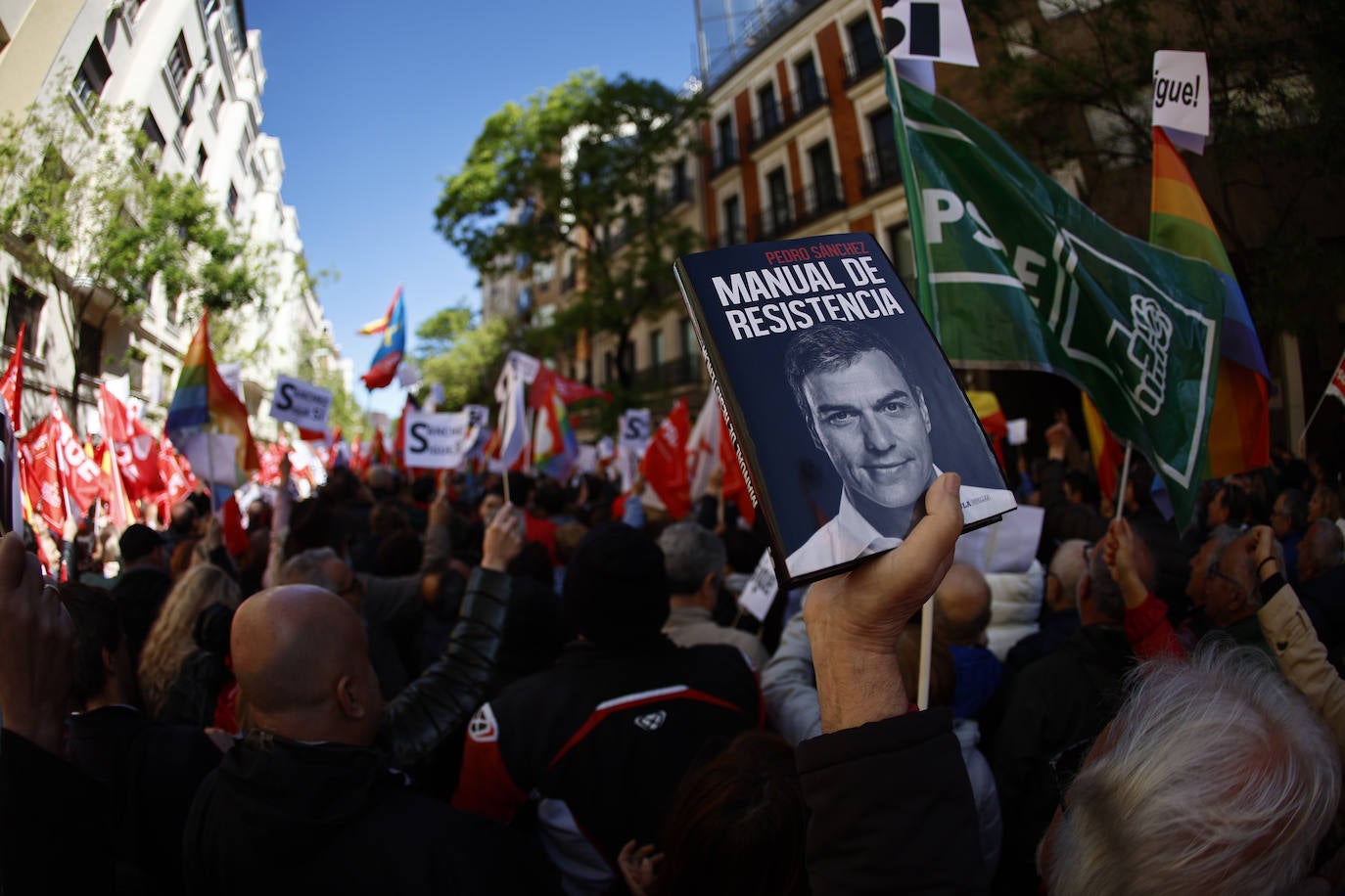 Fotos de la concentración de apoyo a Sánchez en la sede del PSOE