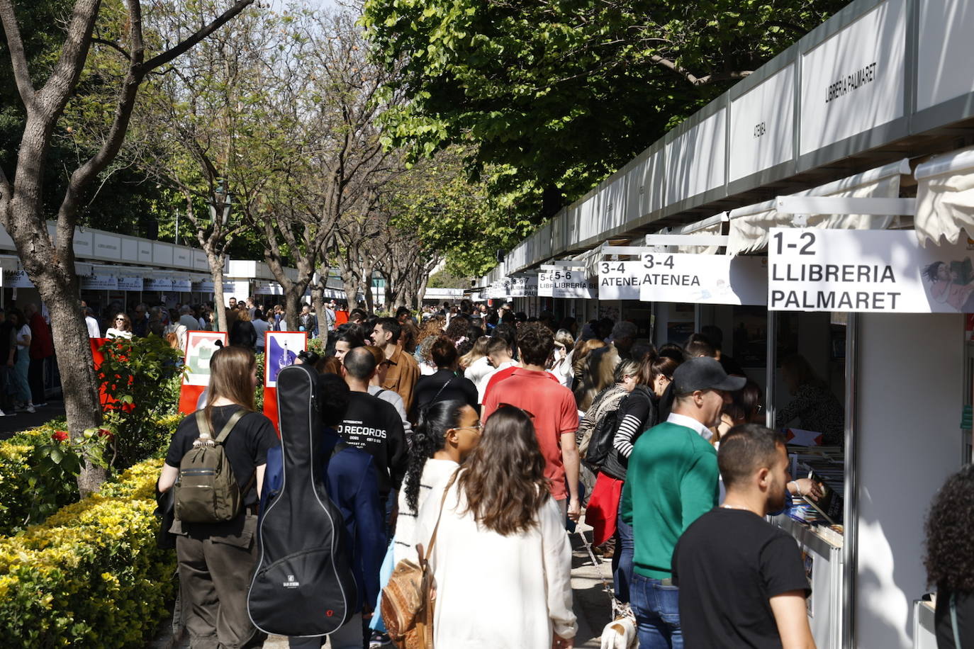 Fotos de la Feria del Libro de Valencia: enormes colas por una firma de Megan Maxwell