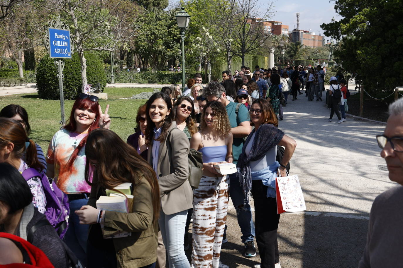 Fotos de la Feria del Libro de Valencia: enormes colas por una firma de Megan Maxwell