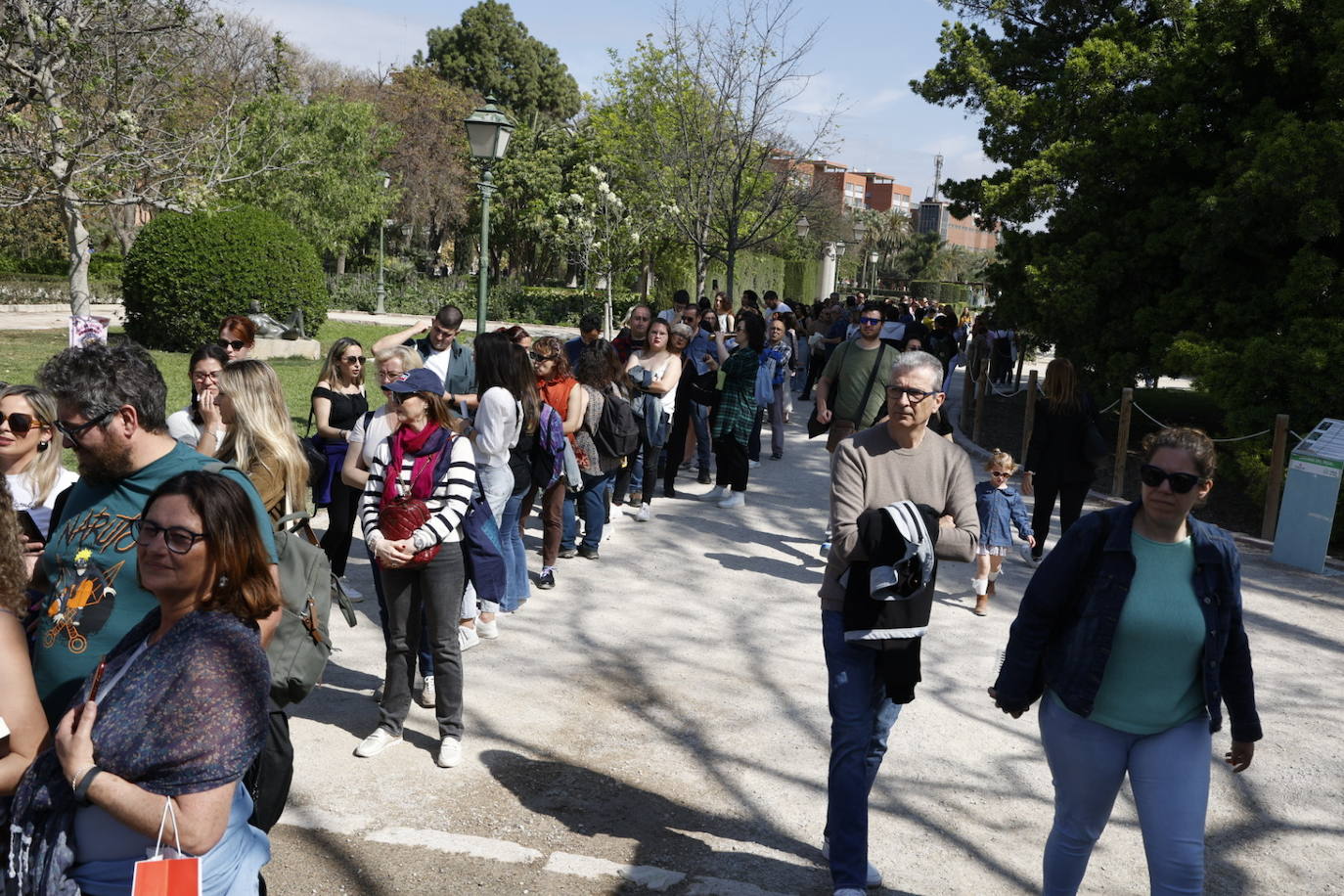 Fotos de la Feria del Libro de Valencia: enormes colas por una firma de Megan Maxwell