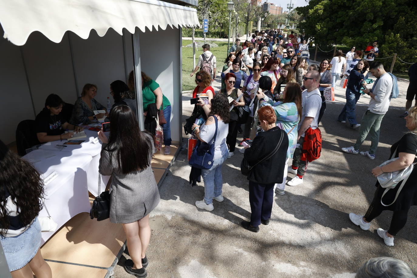 Fotos de la Feria del Libro de Valencia: enormes colas por una firma de Megan Maxwell