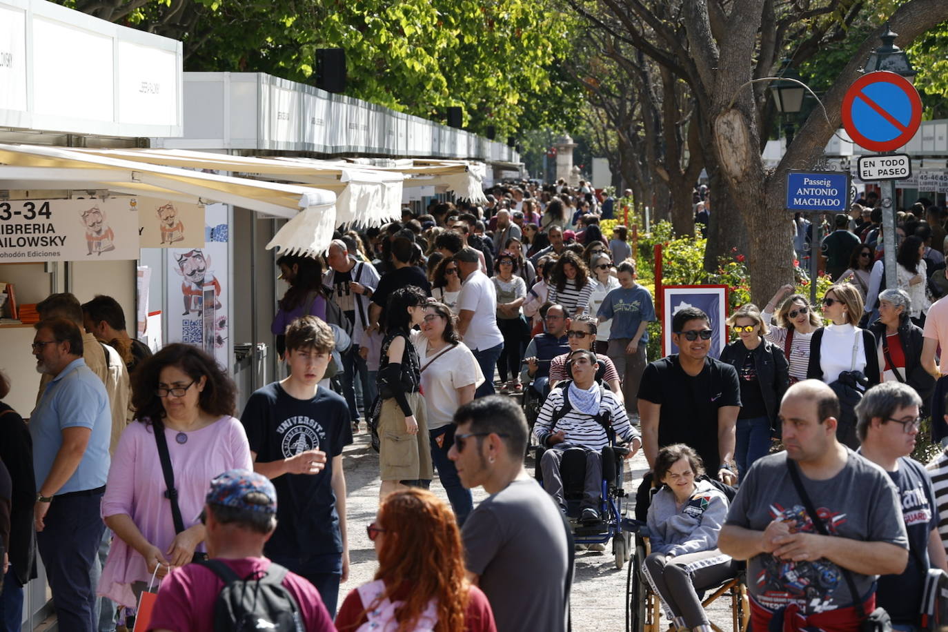 Fotos de la Feria del Libro de Valencia: enormes colas por una firma de Megan Maxwell