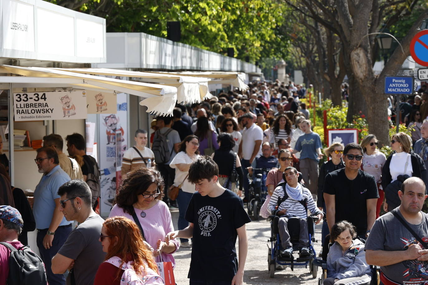 Fotos de la Feria del Libro de Valencia: enormes colas por una firma de Megan Maxwell