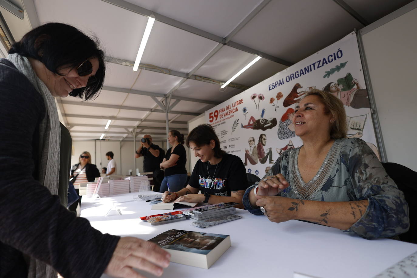 Fotos de la Feria del Libro de Valencia: enormes colas por una firma de Megan Maxwell