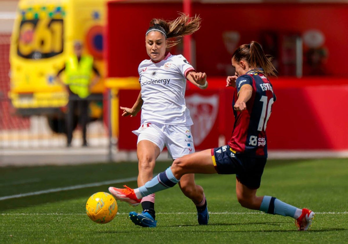 Estela presiona durante el partido contra el Sevilla.