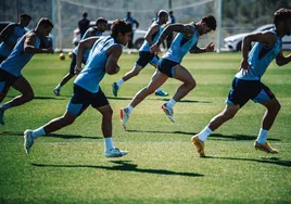Los jugadores del Levante, durante un entrenamiento en Buñol.