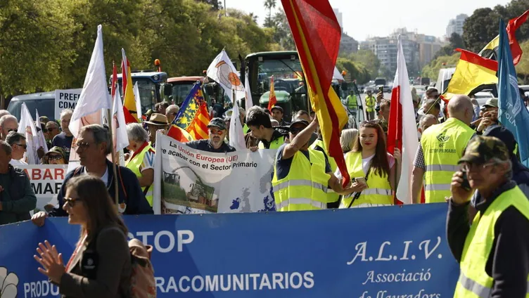 La tractorada de agricultores corta calles y provoca atascos en Valencia