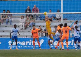 Aline bloca un balón aéreo durante el partido entre el Valencia y el Tenerife.