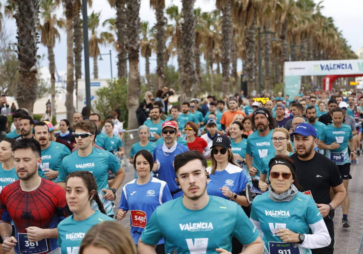 Corredores toman la salida en la 15K Valencia Abierta al Mar.