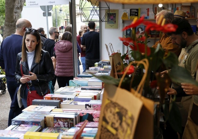 Más de un centenar de casetas forman parte de la cita literaria instalada en Viveros.