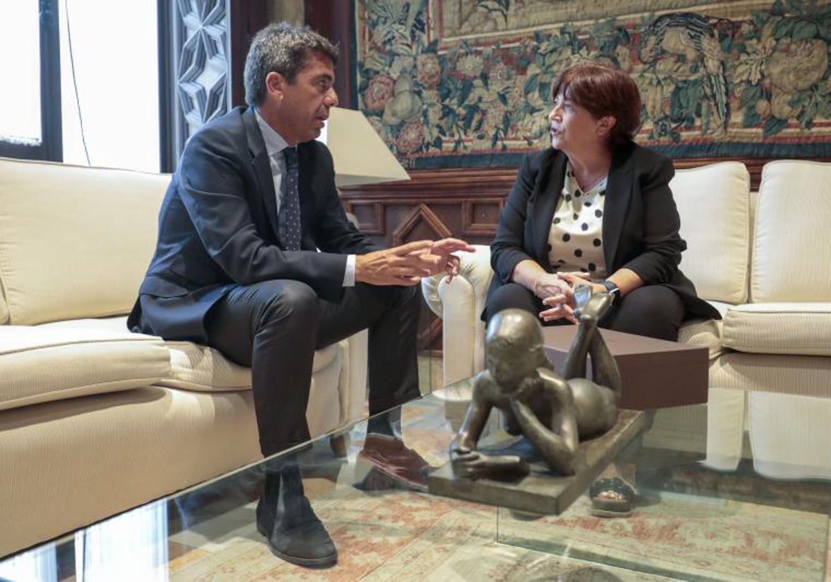 Reunión entre el presidente de la Generalitat, Carlos Mazón, y la presidenta de la AVL, Verònica Cantó.