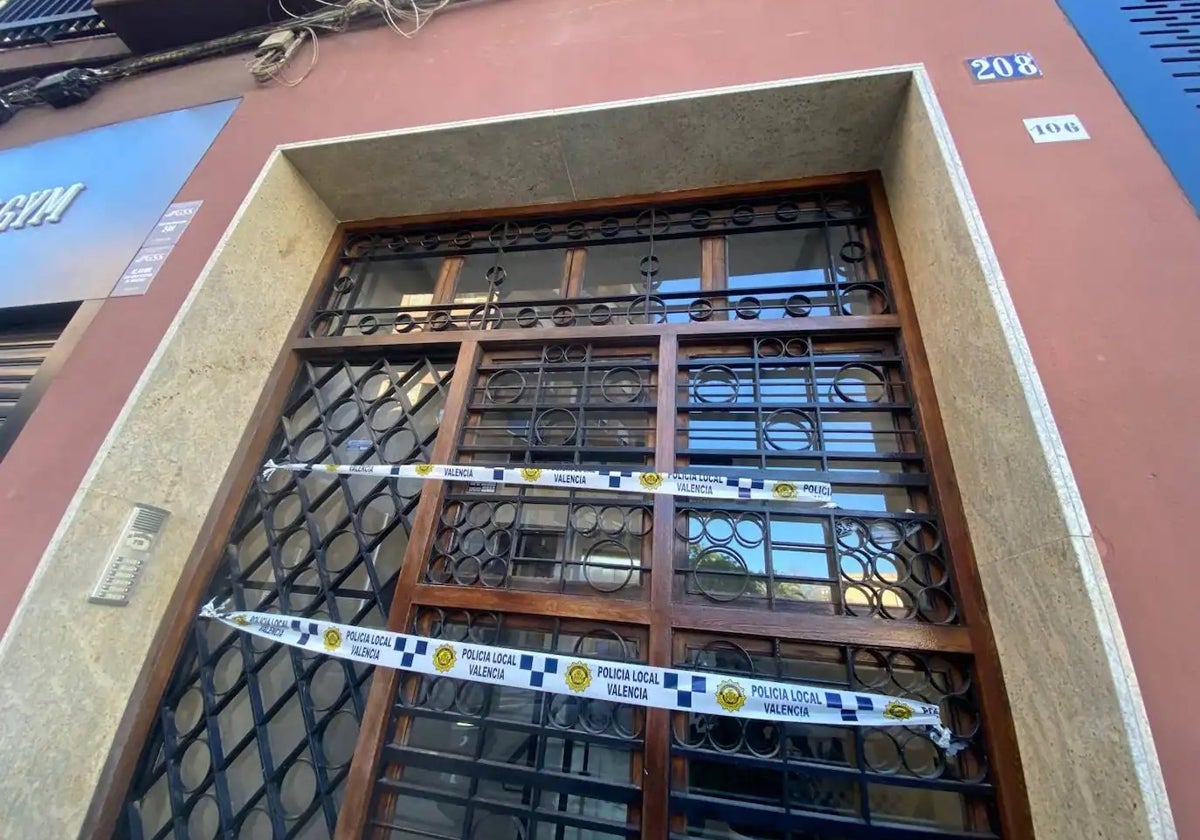 Entrada del edificio, precintado por la Policía Local.