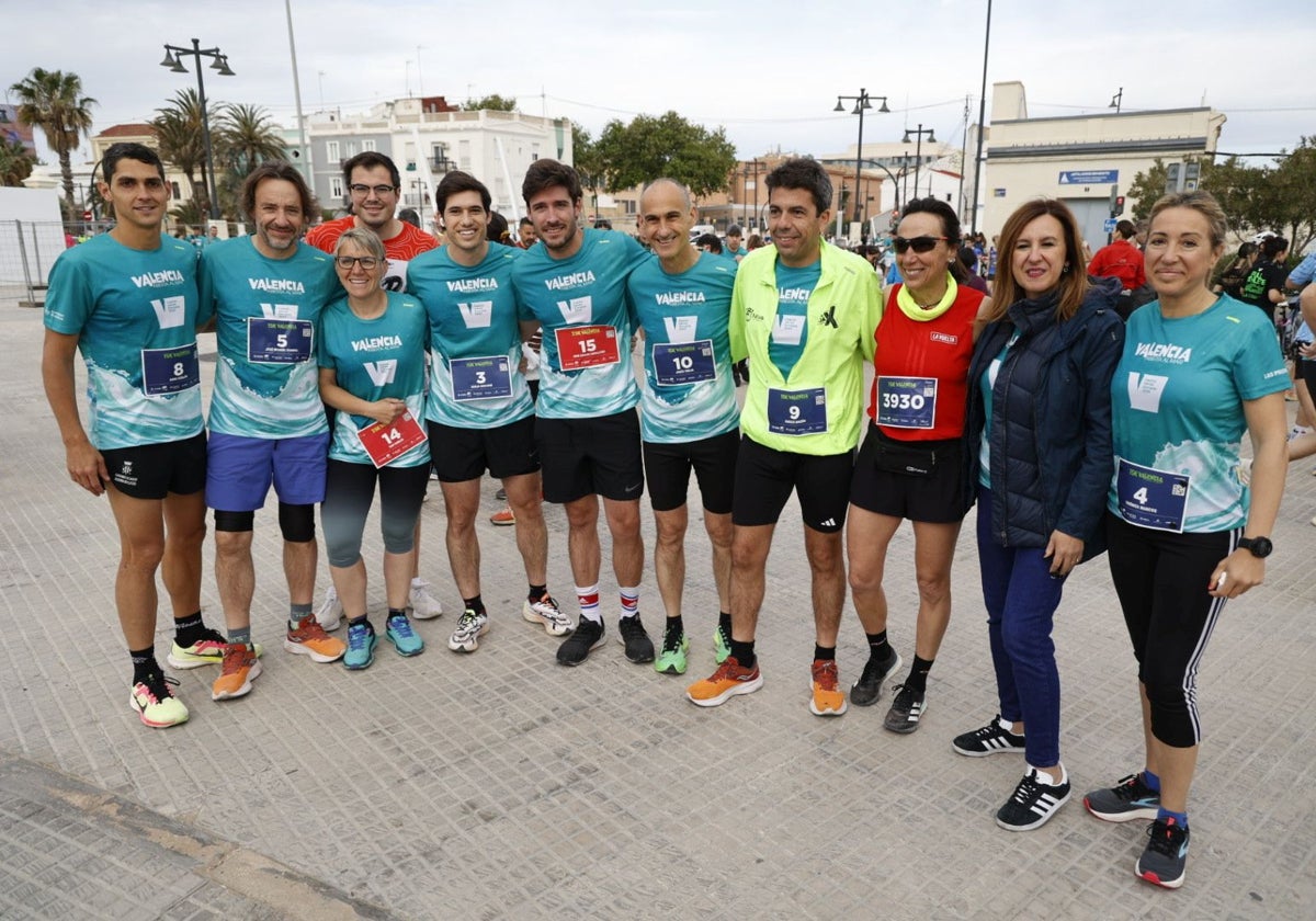 Carlos Mazón, presidente de la Generalitat, y la alcaldesa de Valencia, María José Catalá, con el director de LAS PROVINCIAS, Jesús Trelis, la exciclista Dori Ruano y diversos concejales y otros representantes políticos que han corrido este domingo.