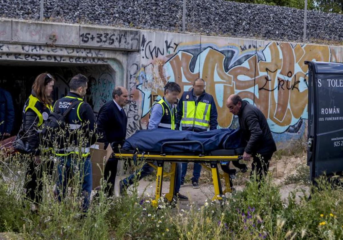 Varios trabajadores trasladan los restos mortales de una persona arrollada por en AVE en Toledo
