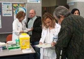 Médicos y pacientes en unas pruebas de diabetes.