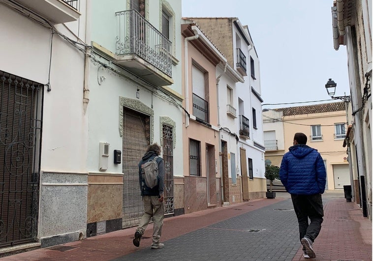 Vista general de la casa en la que fue hallada muerta la víctima con signos de violencia.