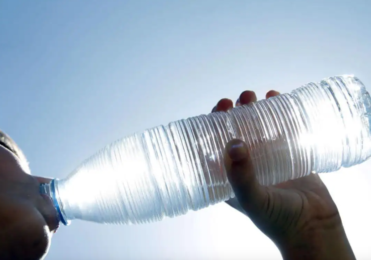 El truco de la botella de agua gratis en el hotel